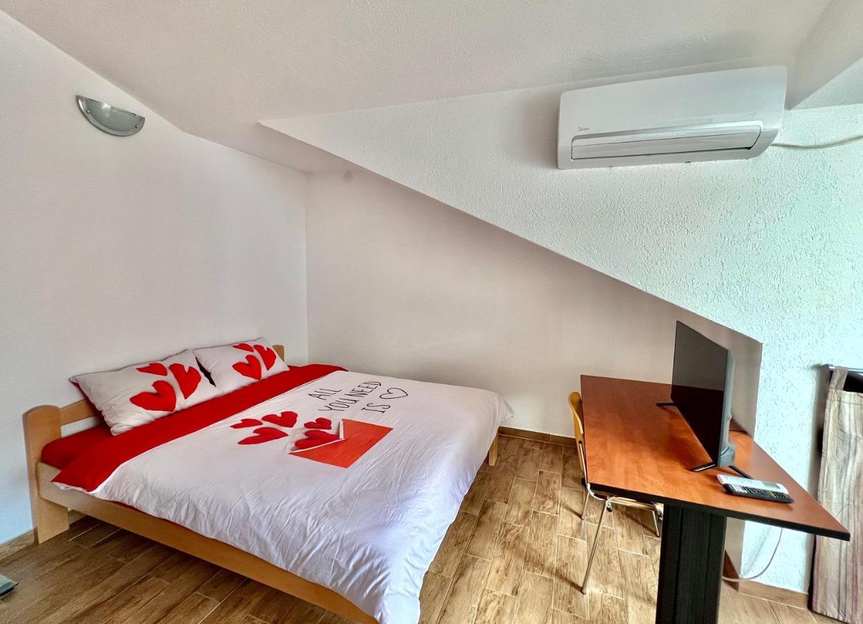 Homestay Mark - Double Bed Room - Shared Bathroom And Kitchen Budva Exterior photo